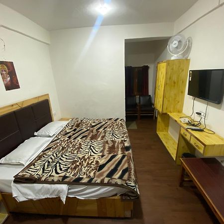 The Prasher Lodge Mall Road Manali Exteriör bild