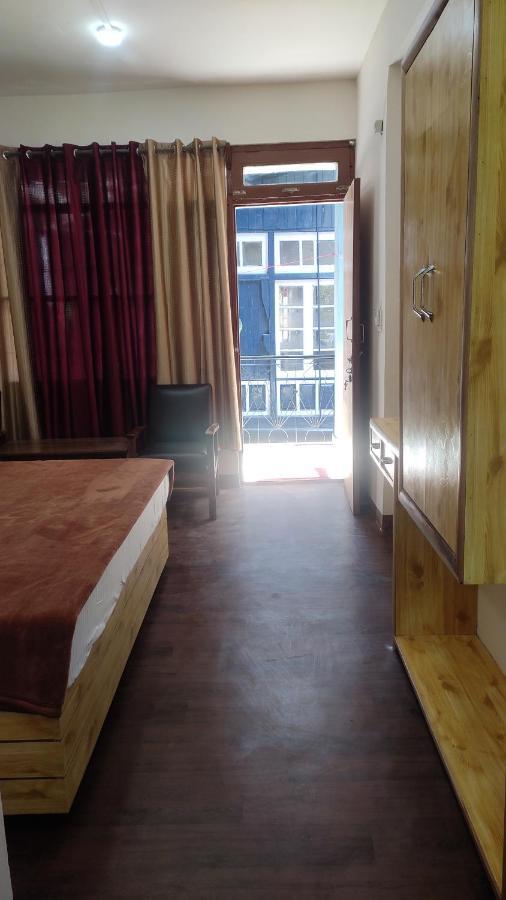 The Prasher Lodge Mall Road Manali Exteriör bild