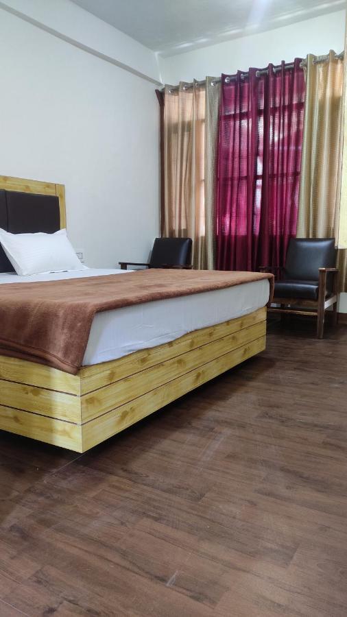 The Prasher Lodge Mall Road Manali Exteriör bild