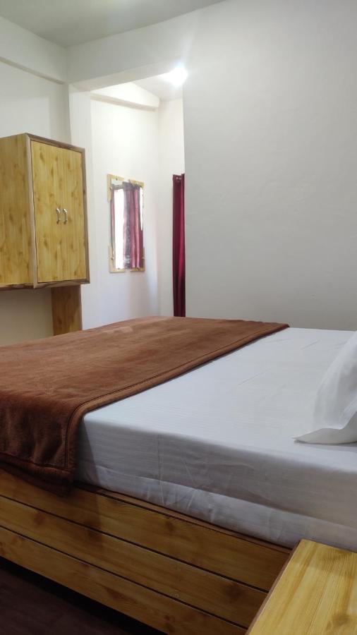 The Prasher Lodge Mall Road Manali Exteriör bild