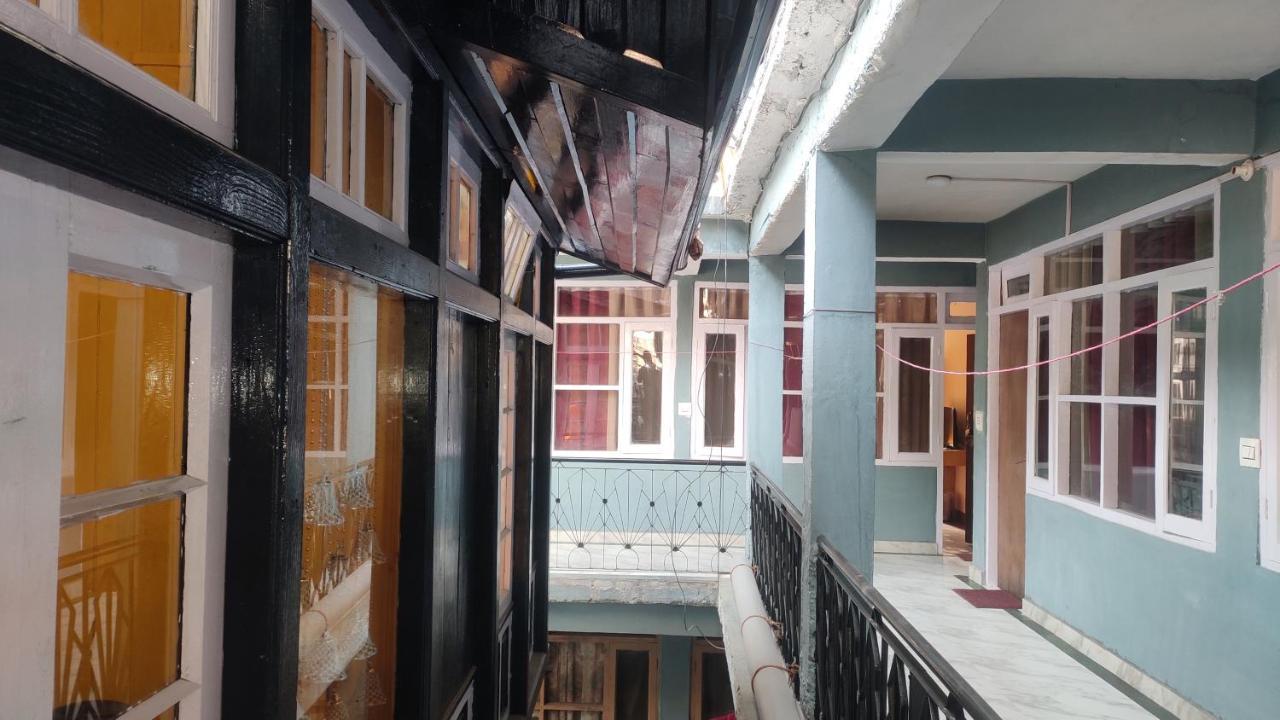 The Prasher Lodge Mall Road Manali Exteriör bild