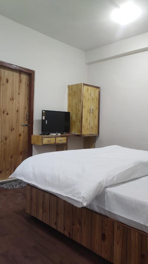 The Prasher Lodge Mall Road Manali Exteriör bild