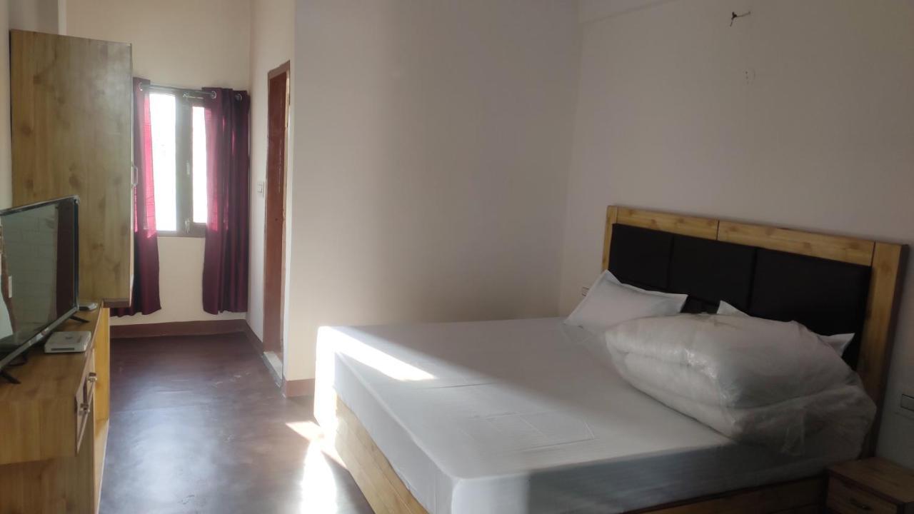 The Prasher Lodge Mall Road Manali Exteriör bild