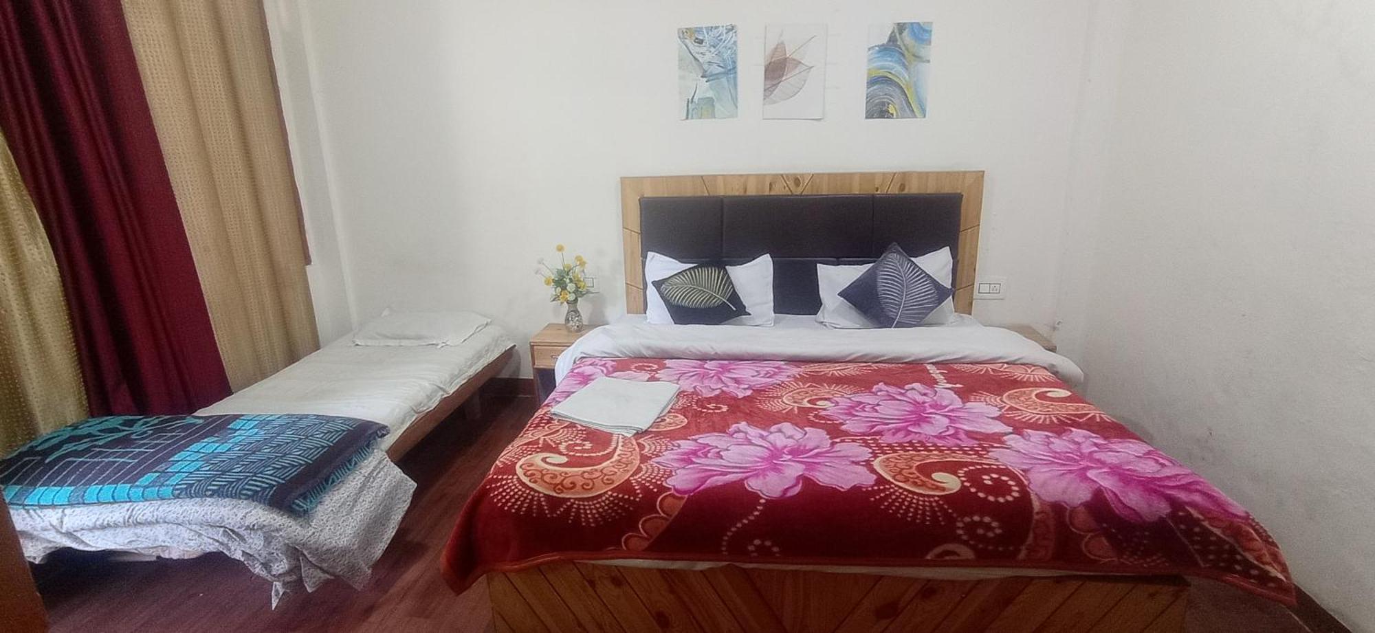 The Prasher Lodge Mall Road Manali Exteriör bild