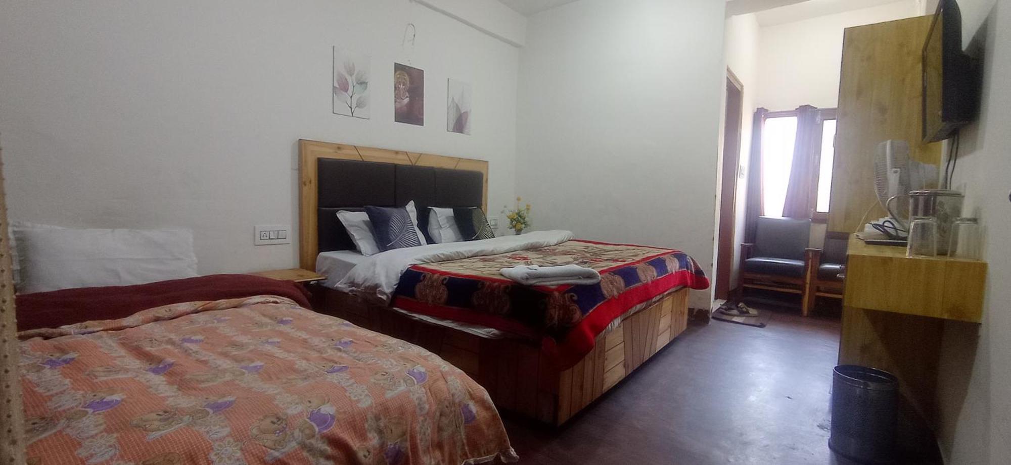 The Prasher Lodge Mall Road Manali Exteriör bild
