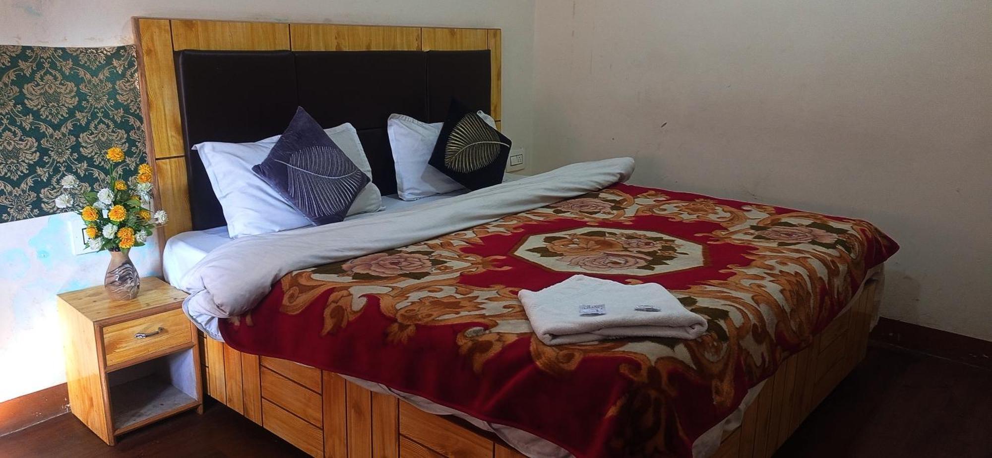 The Prasher Lodge Mall Road Manali Exteriör bild