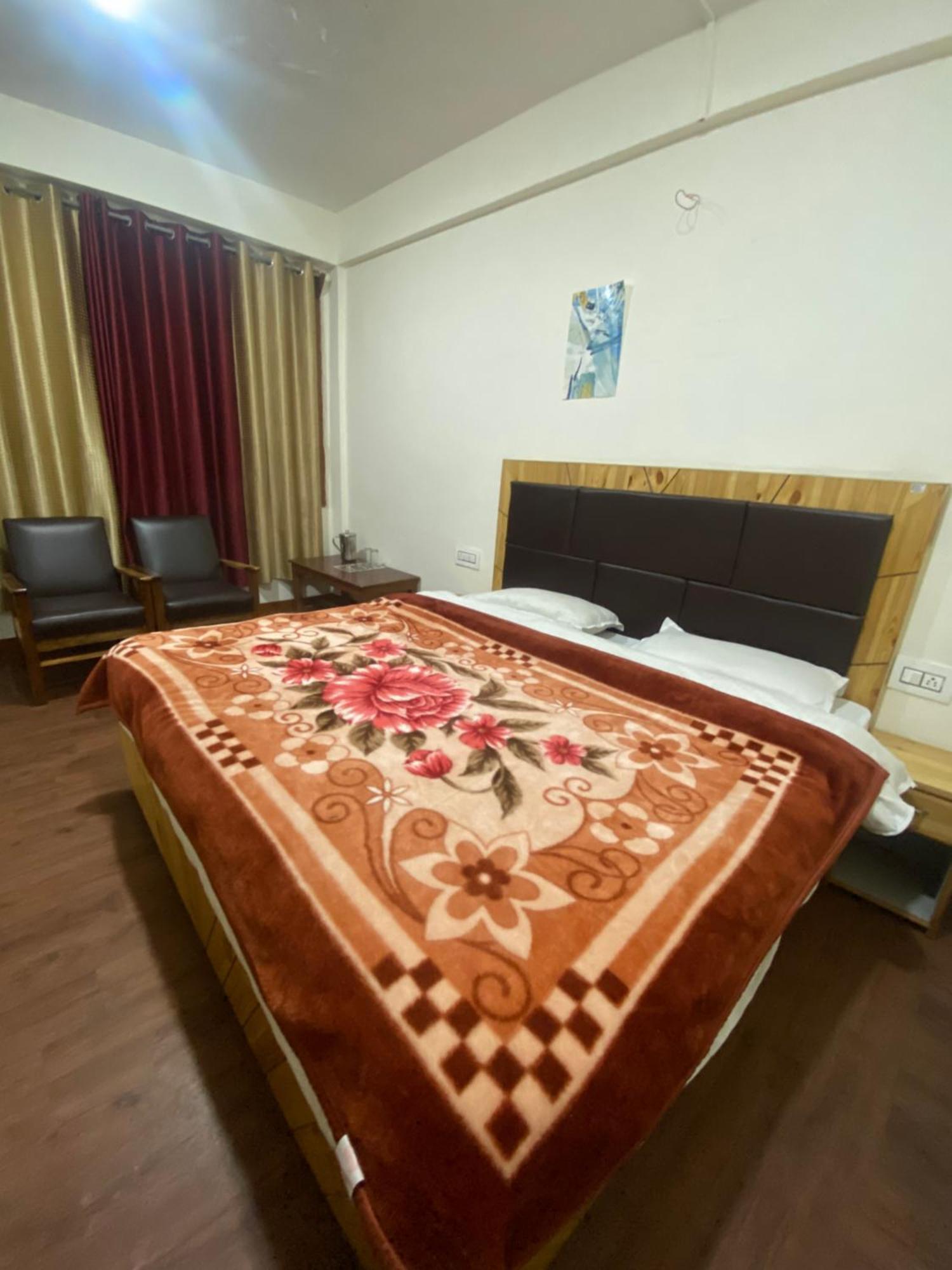 The Prasher Lodge Mall Road Manali Exteriör bild