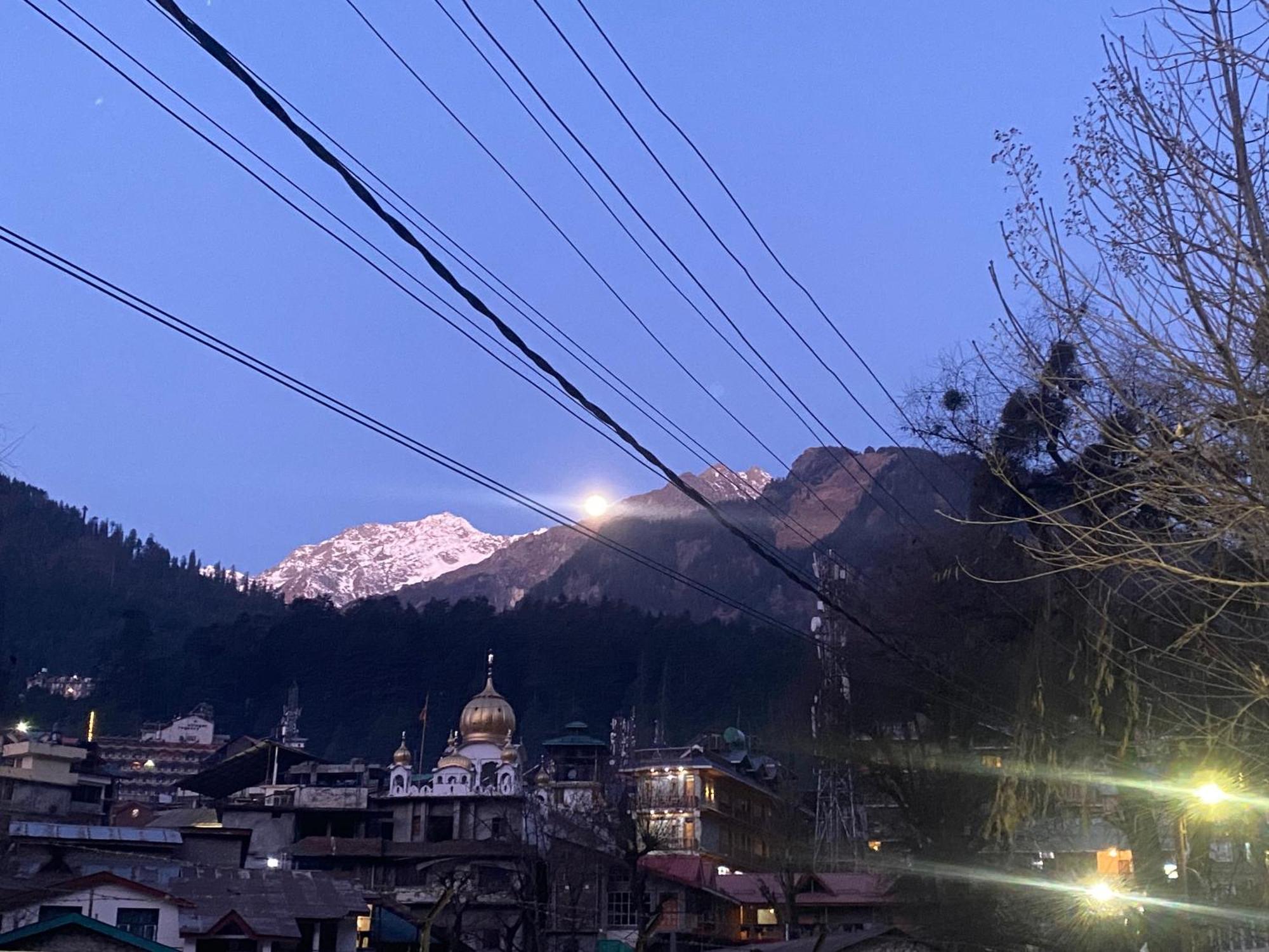 The Prasher Lodge Mall Road Manali Exteriör bild