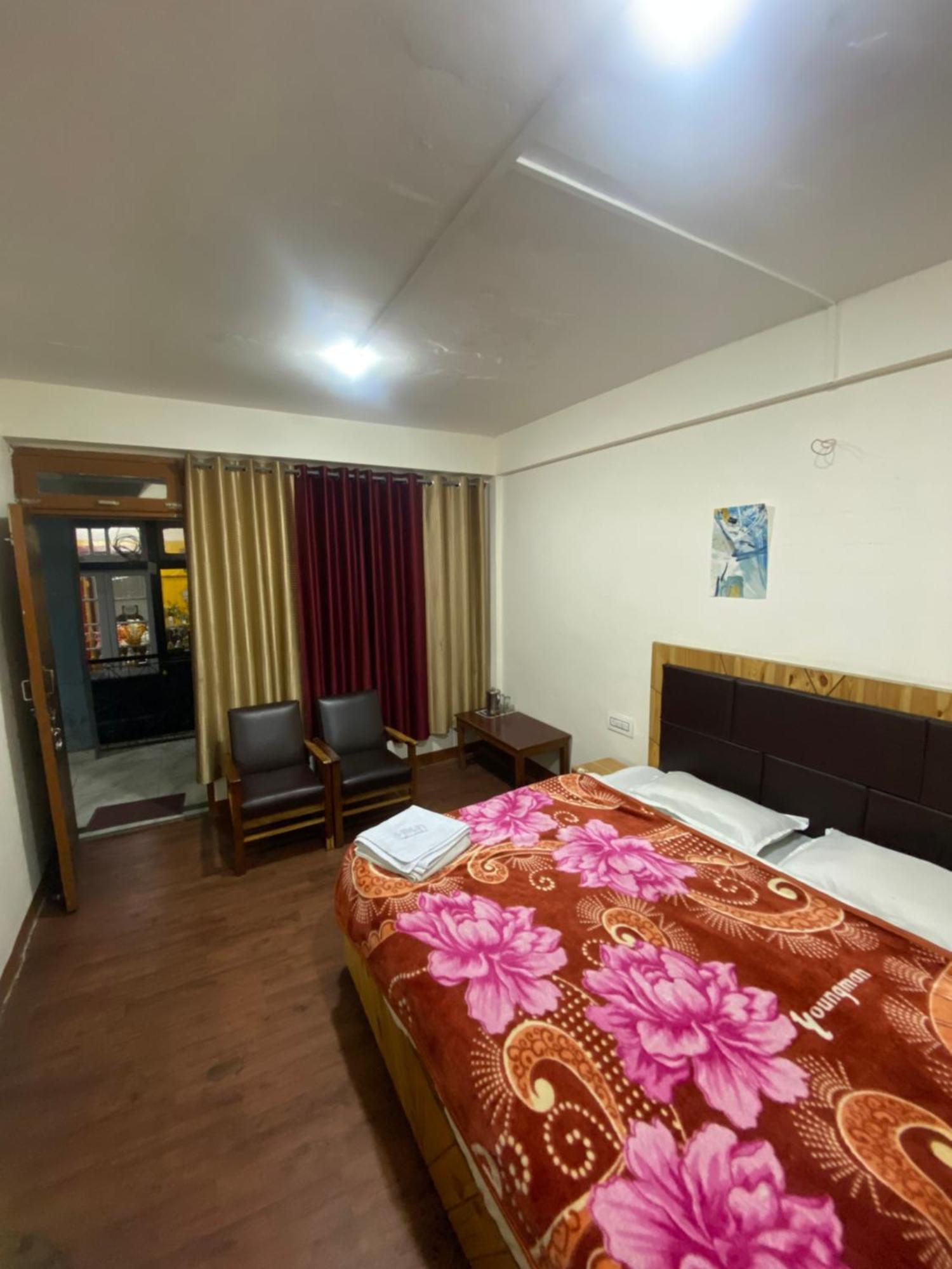The Prasher Lodge Mall Road Manali Exteriör bild