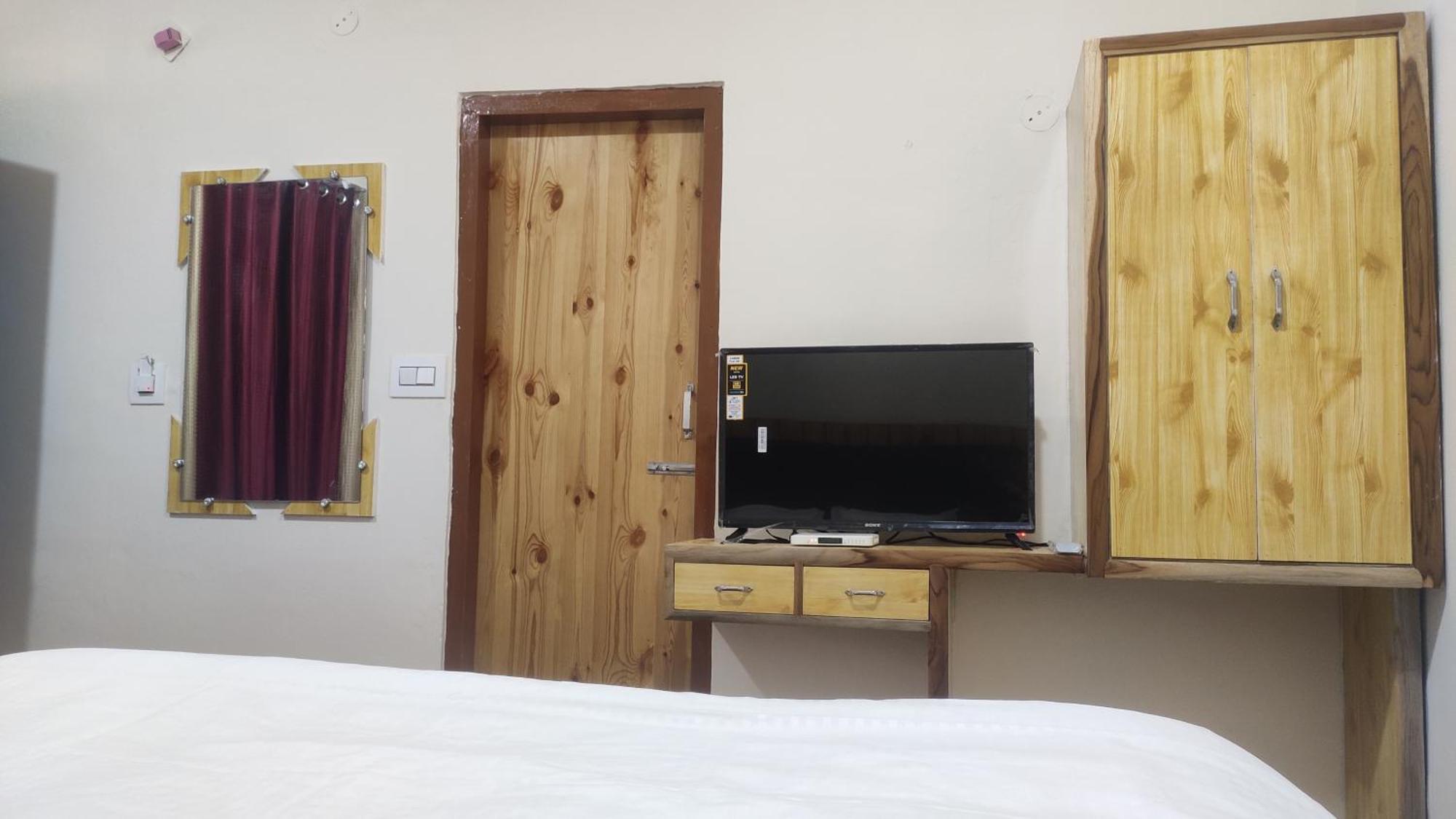 The Prasher Lodge Mall Road Manali Exteriör bild