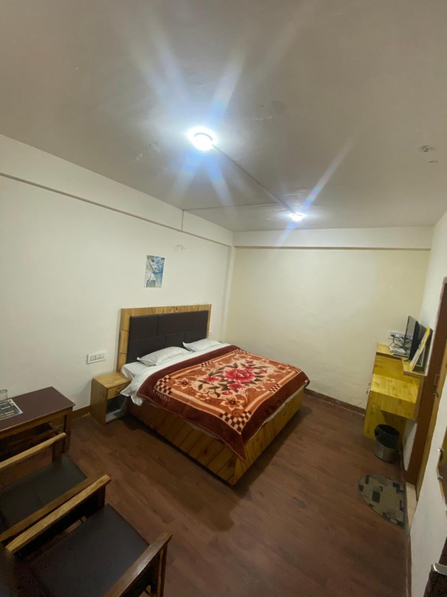 The Prasher Lodge Mall Road Manali Exteriör bild