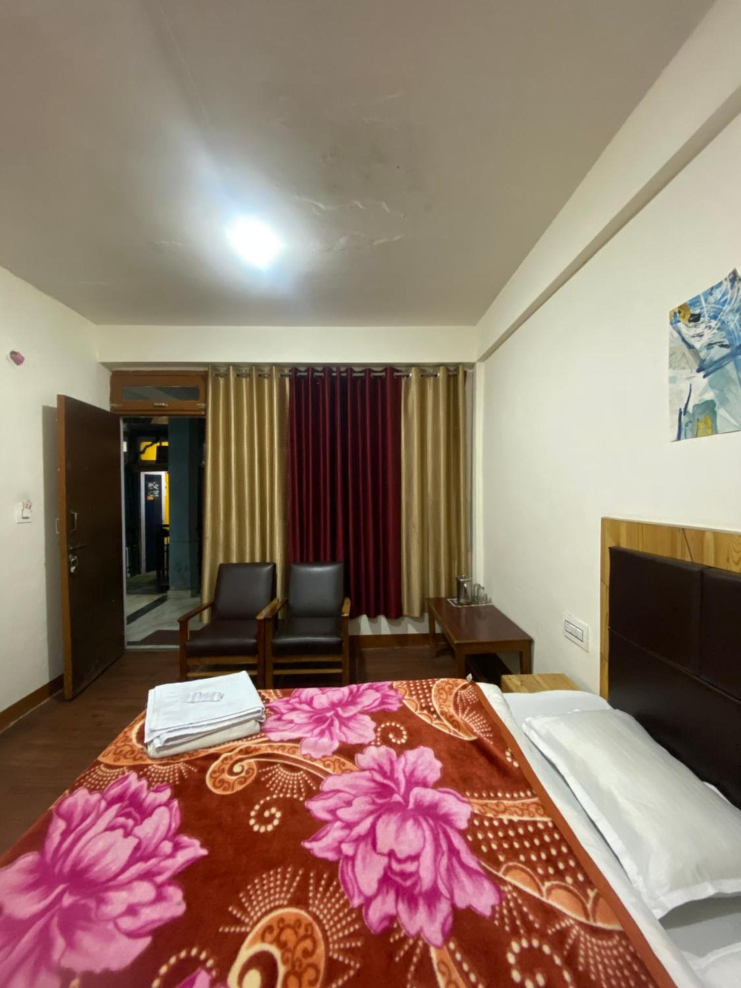 The Prasher Lodge Mall Road Manali Exteriör bild