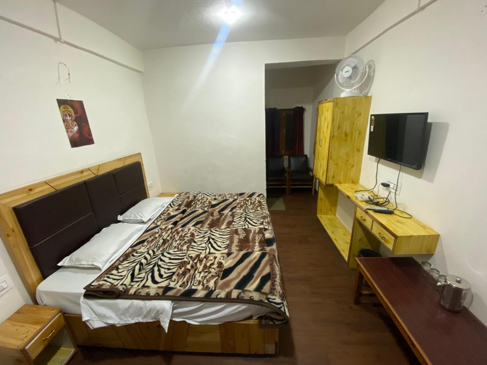 The Prasher Lodge Mall Road Manali Exteriör bild