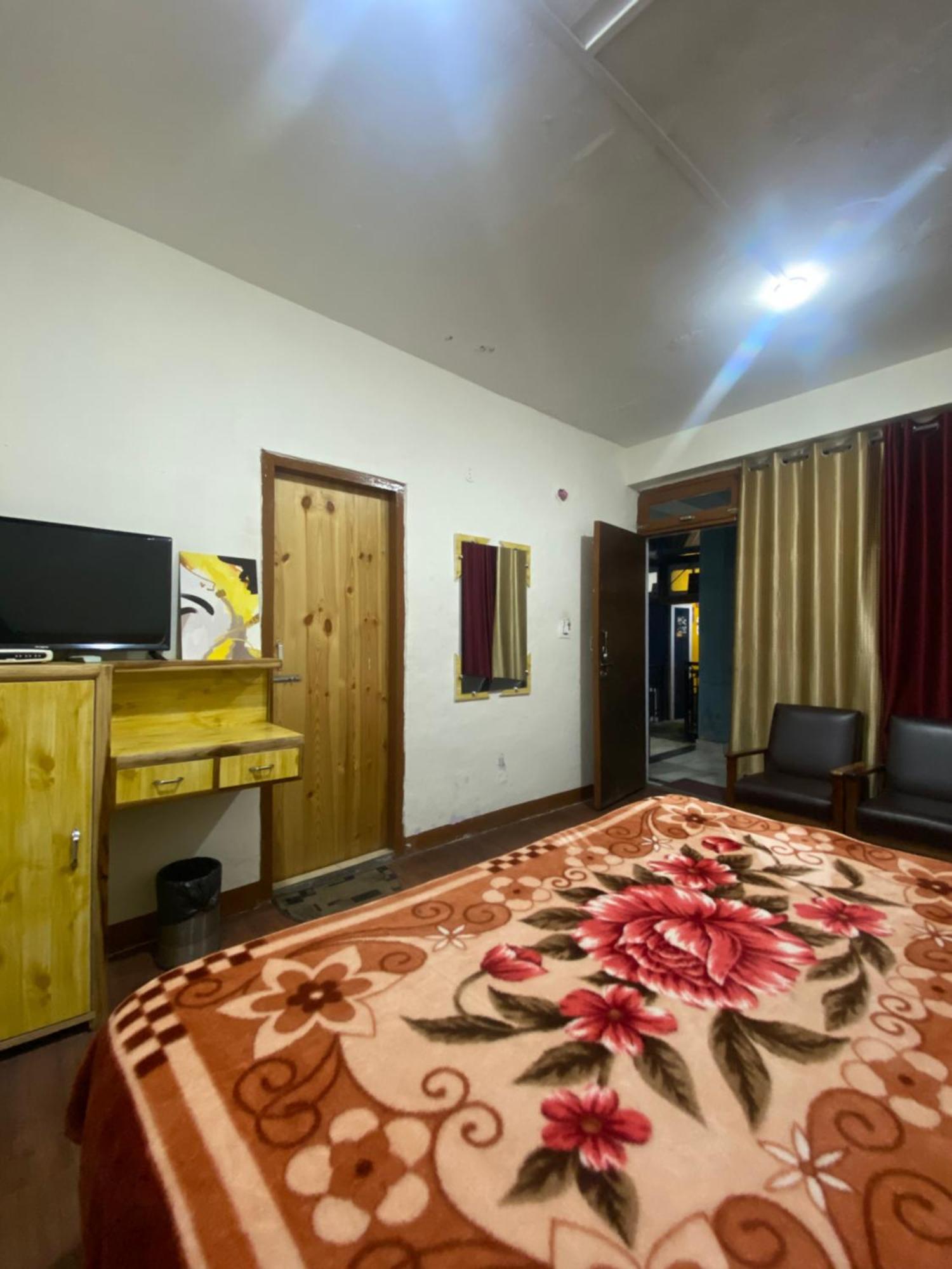 The Prasher Lodge Mall Road Manali Exteriör bild