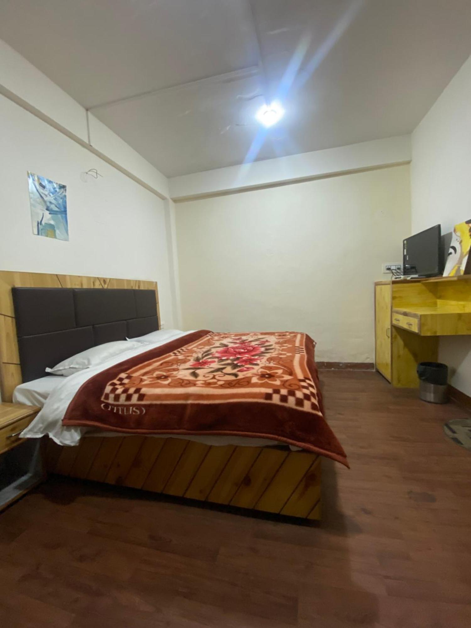 The Prasher Lodge Mall Road Manali Exteriör bild