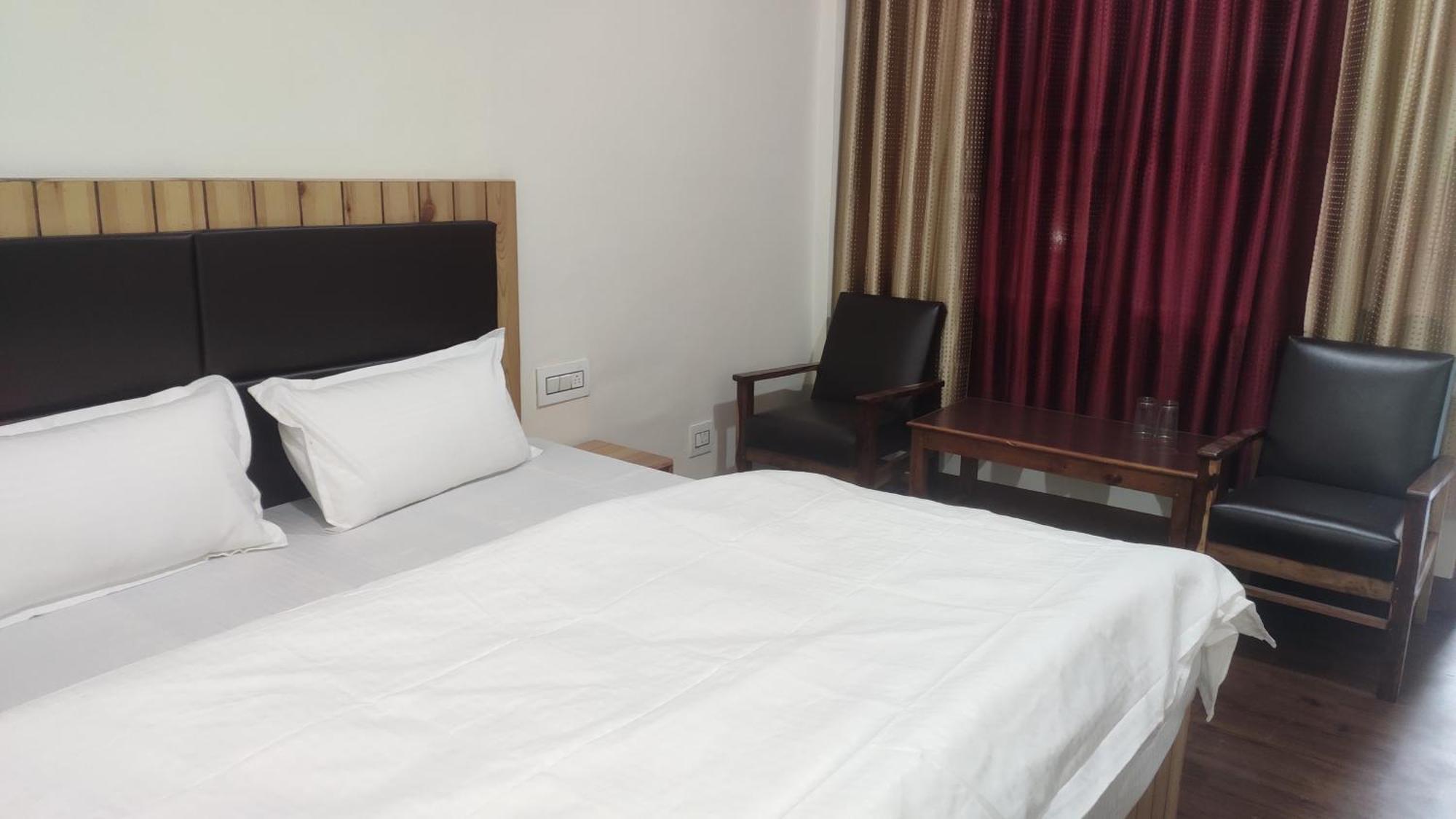 The Prasher Lodge Mall Road Manali Exteriör bild