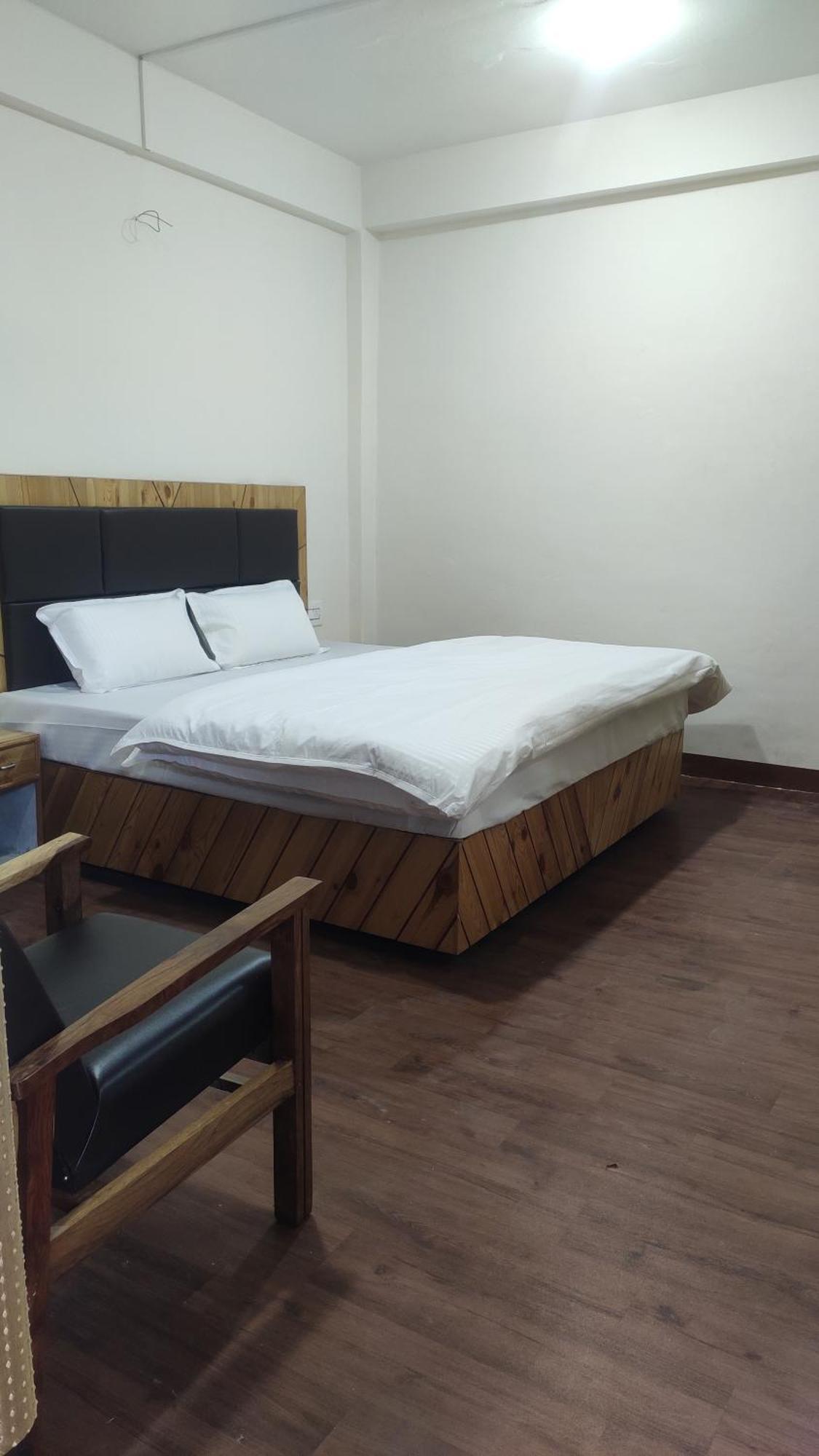 The Prasher Lodge Mall Road Manali Exteriör bild